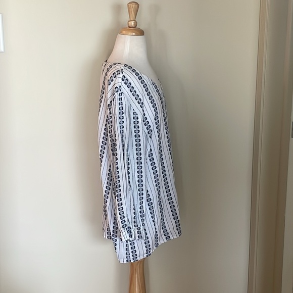 EUC Woman’s XL Croft & Barrow V~Neck Floral Embroidered 3/4 Sleeve Top - Picture 2 of 7